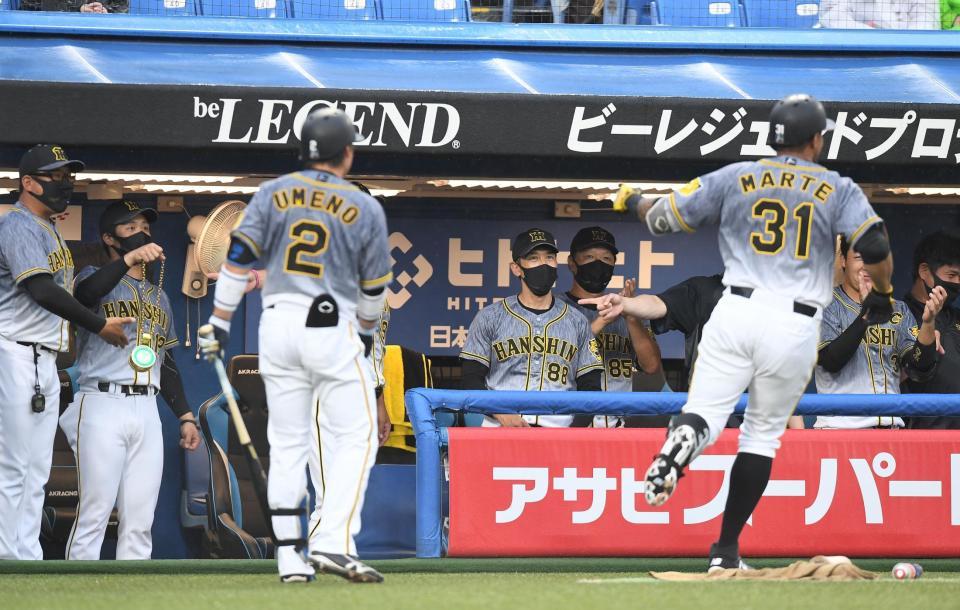 　２回、左越えに先制ソロを放ち金メダルを忘れるマルテ（撮影・金田祐二）