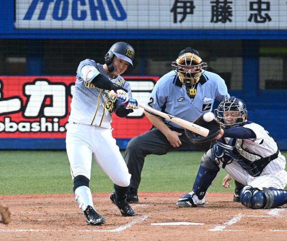 　３回、適時二塁打を放つ糸原（撮影・高石航平）