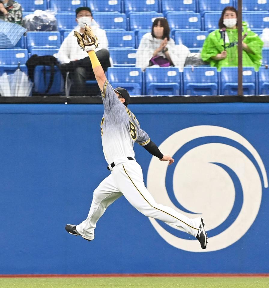 　２回、サンタナの打球を好捕する佐藤輝（撮影・飯室逸平）