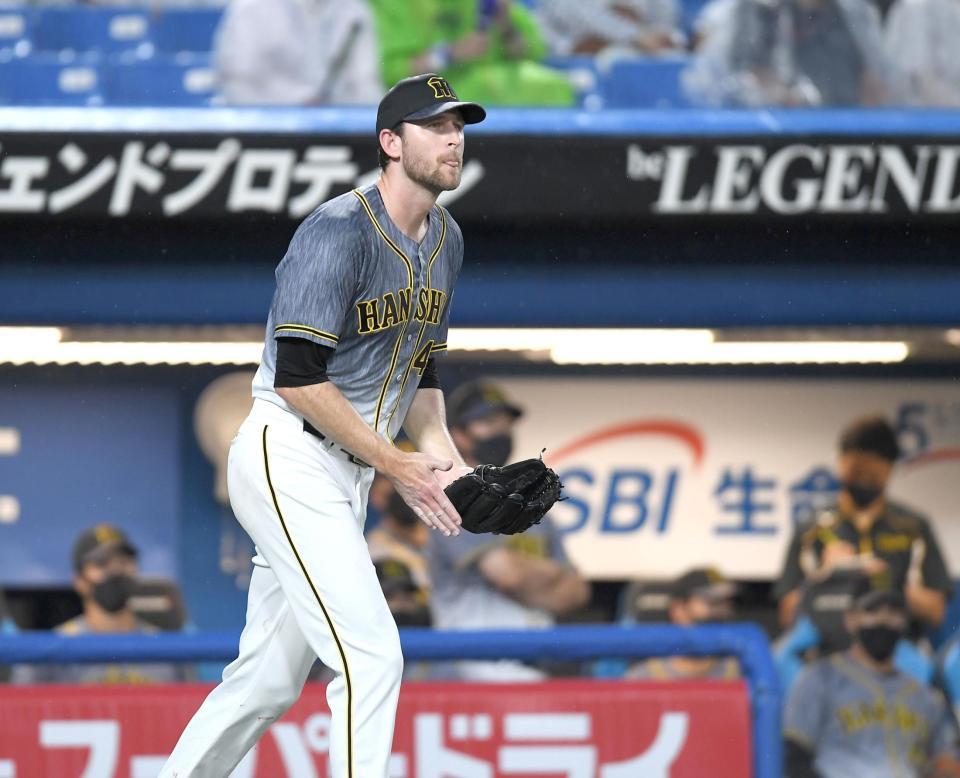 　４回、吉田成に勝ち越し適時打を浴びがっくりのガンケル（撮影・金田祐二）