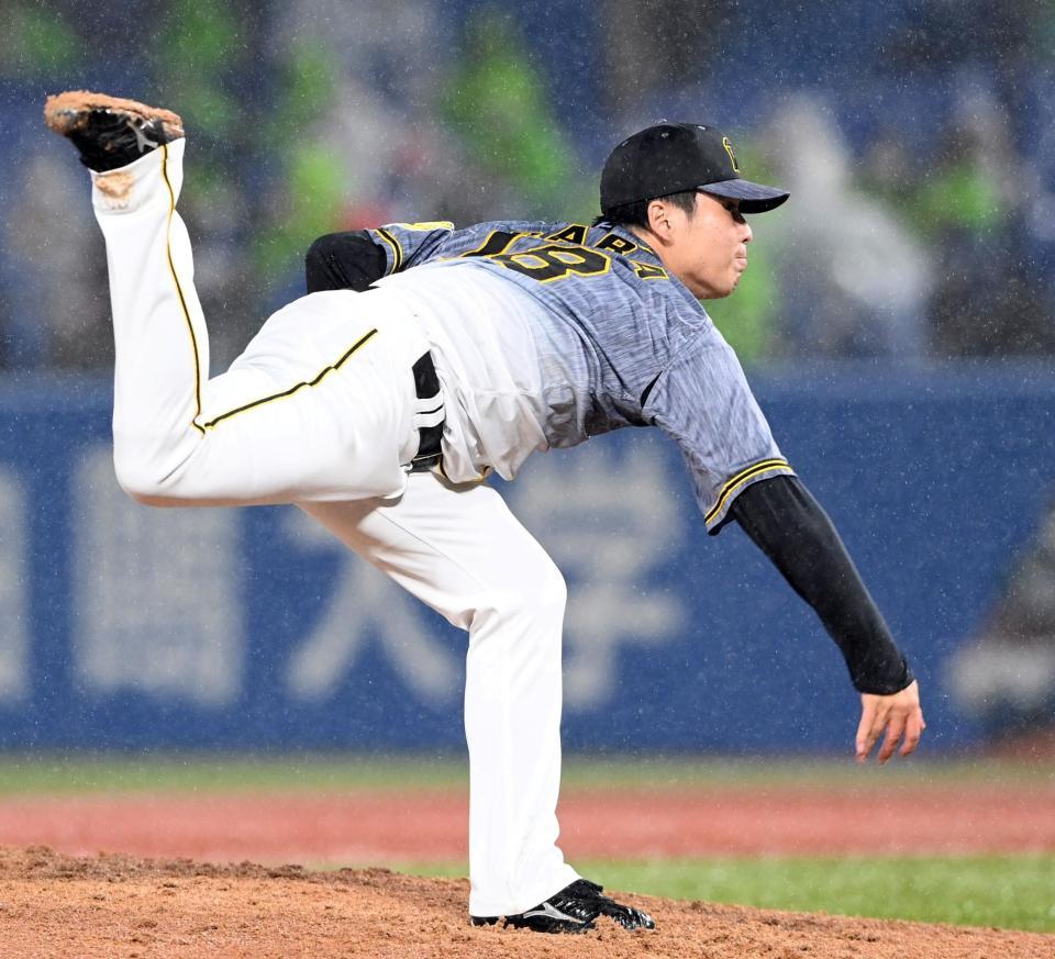 　８回、好リリーフを見せる馬場（撮影・飯室逸平）