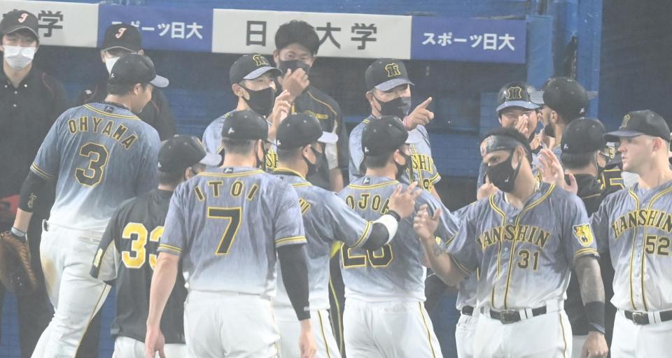 　試合に勝利し、ナインを笑顔で迎える矢野監督（撮影・高石航平）