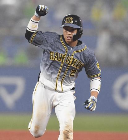 　８回、同点適時打を放ちガッツポーズの梅野