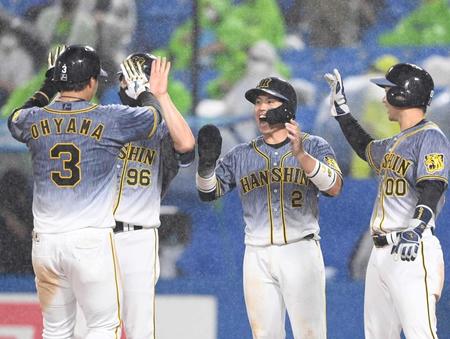 　８回、決勝３ランを放った大山を笑顔で迎える梅野（中央）ら