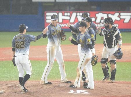　試合に勝利し、マウンドでタッチする大山（左から２人目）ら阪神ナイン