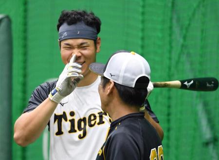 　練習で笑顔を見せる佐藤輝（撮影・田中太一）