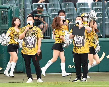 　スタジアムを盛り上げるミルクボーイ（撮影・飯室逸平）
