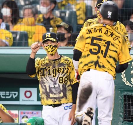 　５回、生還した中野を迎える矢野監督（撮影・田中太一）