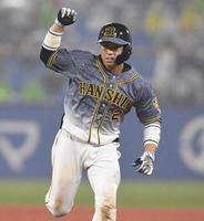 　８回、同点適時打を放ちガッツポーズの梅野