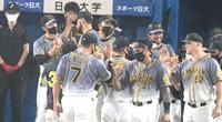 　鮮やかな逆転勝ちでナインを迎える矢野監督（左）