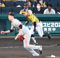 　３回、右前タイムリーを放つ糸原（撮影・飯室逸平）