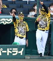 　３回、糸原のタイムリーを喜ぶ矢野監督ら（撮影・飯室逸平）