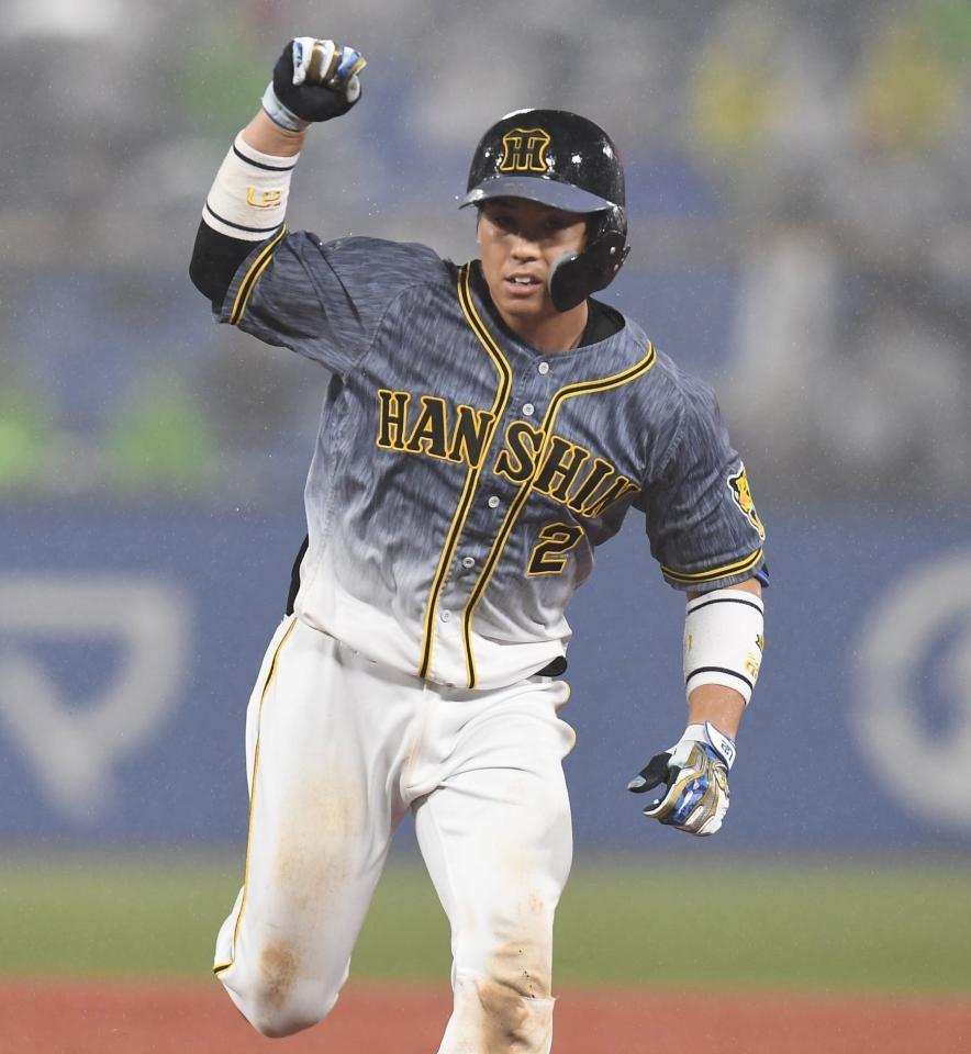 　８回、同点適時打を放ちガッツポーズの梅野