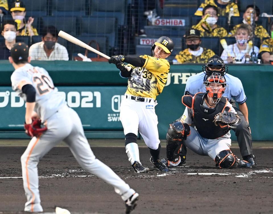 　３回、右前タイムリーを放つ糸原（撮影・飯室逸平）