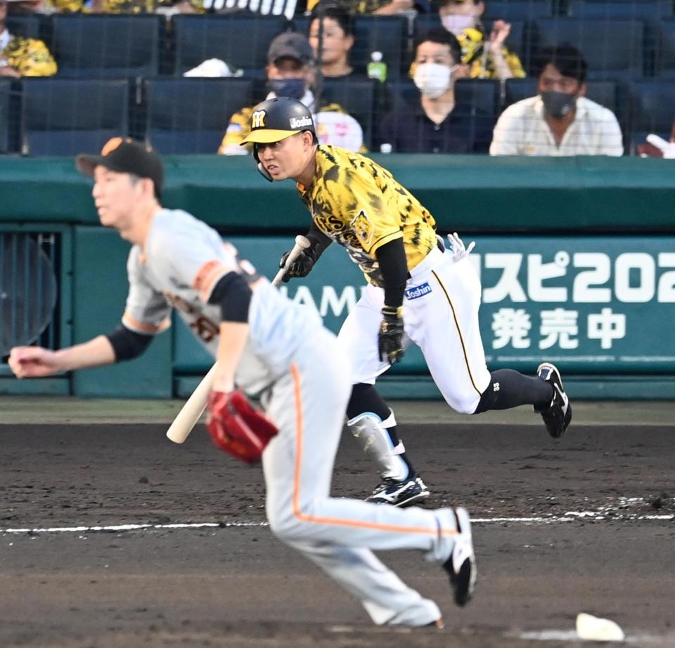 　３回、右前タイムリーを放つ糸原（撮影・飯室逸平）