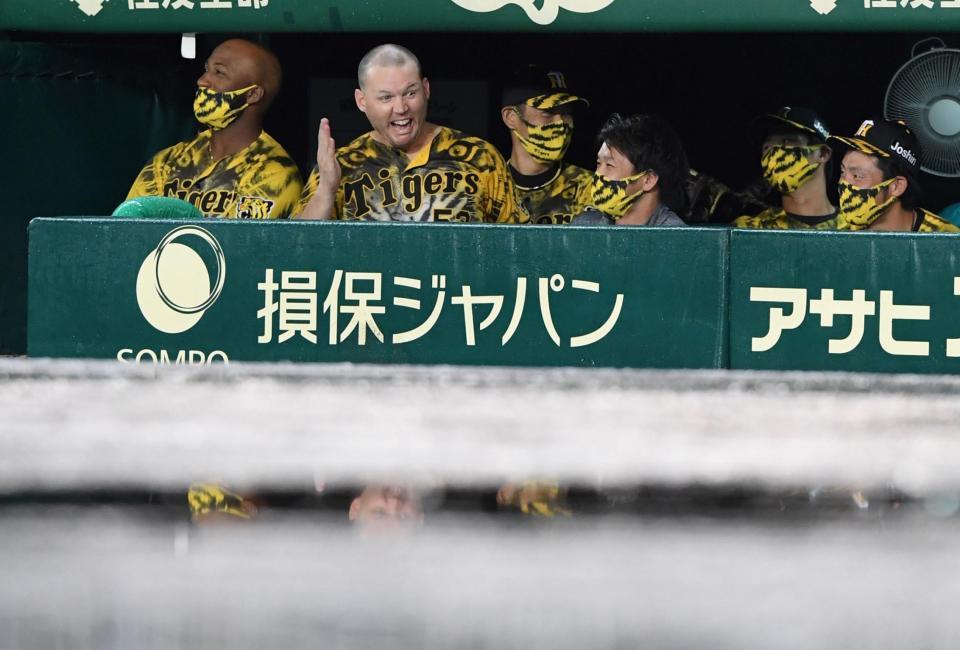 　７回、降雨でベンチで待つ間、大はしゃぎするサンズ（撮影・田中太一）