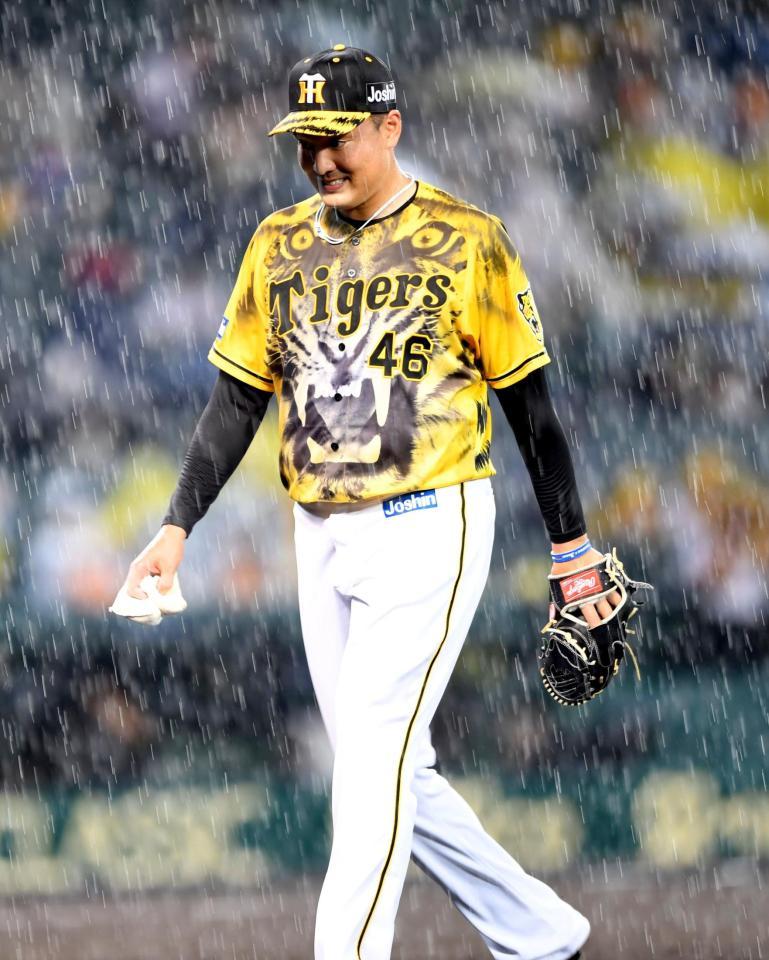 ７回途中、突然の降雨による一時中断のためベンチに戻る秋山（撮影・北村雅宏）