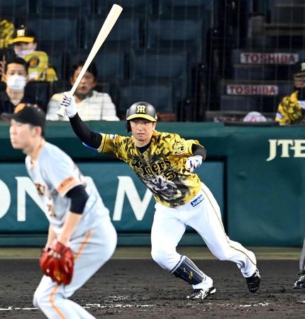 　５回、中前タイムリーを放つ近本