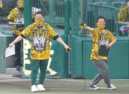 スタメン発表し球場を盛り上げるダイアン（撮影・神子素慎一）