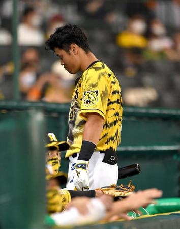 　６回、一ゴロに倒れ、ガックリとベンチに戻る佐藤輝（撮影・北村雅宏）