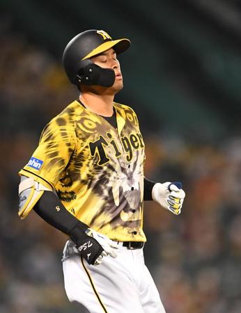 　６回、一ゴロに倒れる佐藤輝（撮影・北村雅宏）