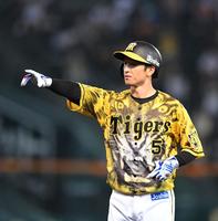 　５回、適時打を放った近本はベンチ方向を指さす