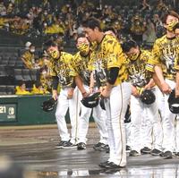 　７回途中、降雨によるコールド勝利を挙げ、スタンドのファンにあいさつする矢野監督（左端）ら