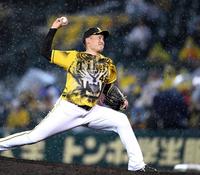 　７回、大粒の雨が降る中、力投する秋山