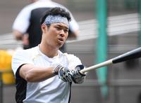 　打撃練習をする佐藤輝（撮影・田中太一）