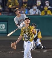 　４回、坂本にソロを浴びる伊藤将（撮影・神子素慎一）