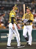 　７回を終え、選手交代を告げに行く矢野監督（撮影・北村雅宏）