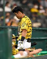 　６回、一ゴロに倒れ、ガックリとベンチに戻る佐藤輝（撮影・北村雅宏）