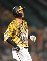 　６回、一ゴロに倒れる佐藤輝（撮影・北村雅宏）