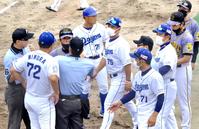 仁村２軍監督（７２）と言い争う平田２軍監督（中央）