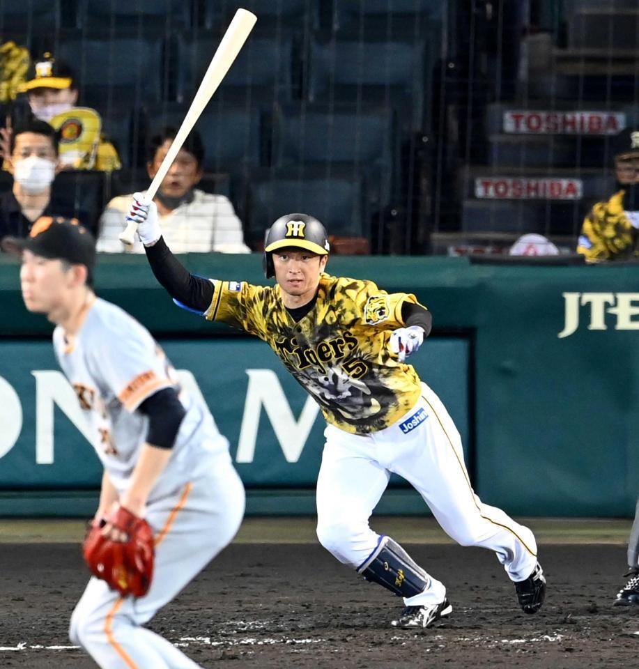 　５回、中前タイムリーを放つ近本