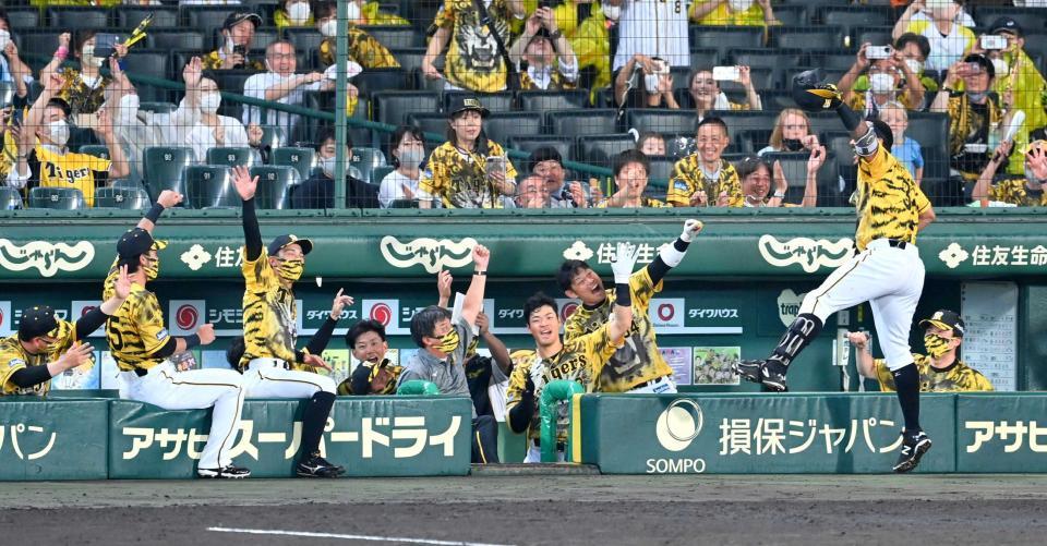 　６回、ラパンパラで盛り上がる阪神ナイン