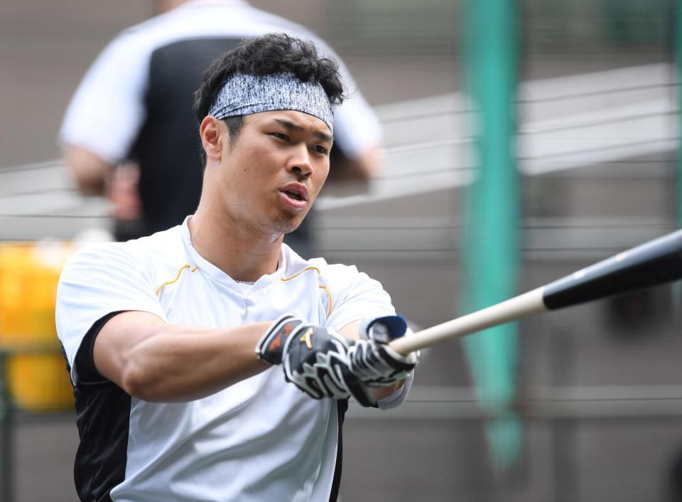 　打撃練習をする佐藤輝（撮影・田中太一）
