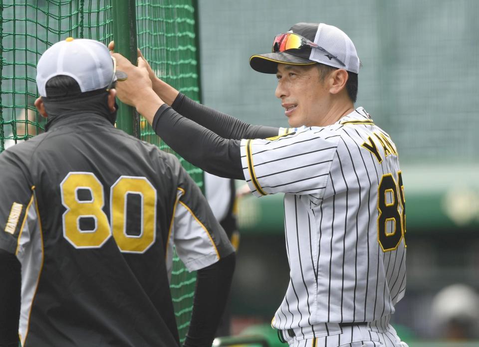 　北川コーチと話をする矢野監督（撮影・田中太一）