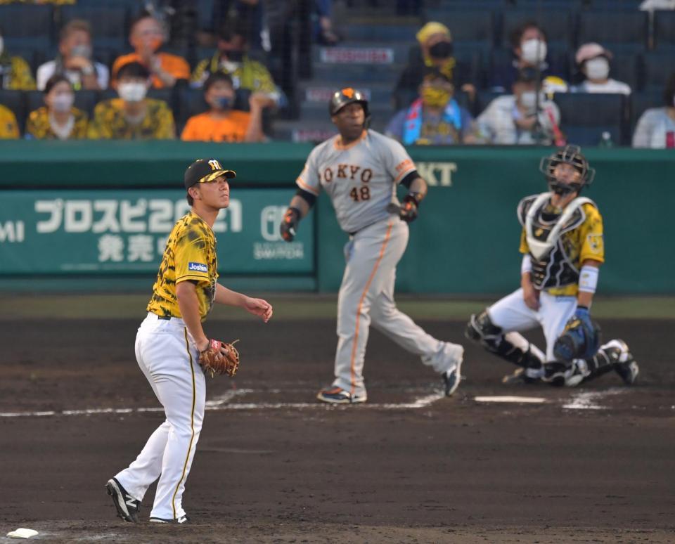 　３回、ウィーラーにソロを浴びる伊藤将。捕手・梅野（撮影・神子素慎一）