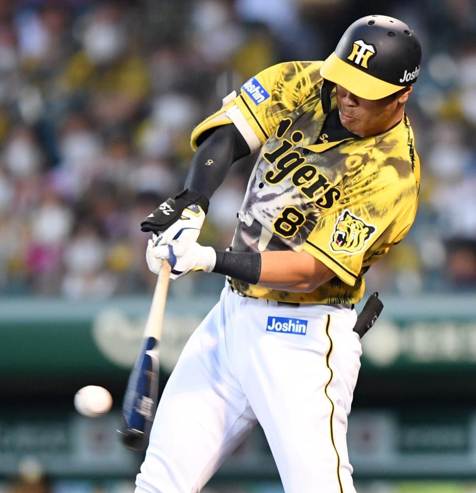 　４回、右前へ安打を放つ佐藤輝（撮影・田中太一）