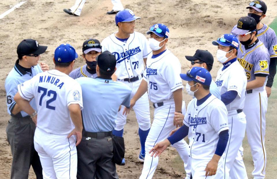 仁村２軍監督（７２）と言い争う平田２軍監督（中央）