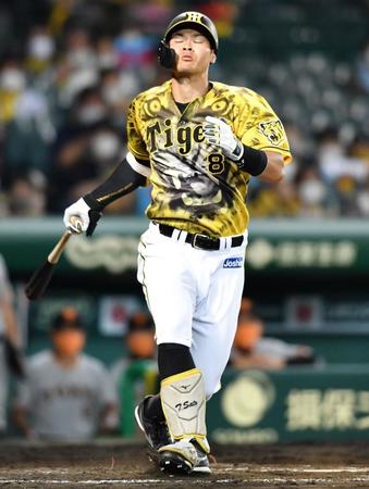 　８回、佐藤輝は空振り三振に倒れる（撮影・佐々木彰尚）