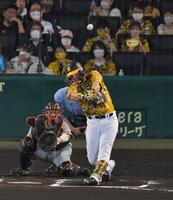 　６回、ソロを放つサンズ