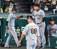 　８回、先制のホームを踏んだ増田を迎える原監督（撮影・飯室逸平）