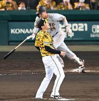 　８回、大城に先制打を打たれ、悔しがる西勇（撮影・飯室逸平）