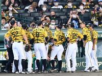 　６回裏の攻撃前に円陣を組む阪神ナイン（撮影・飯室逸平）