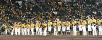 　ファンにあいさつをする阪神ナイン（撮影・佐々木彰尚）