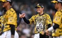 　５回、大城を中飛にしとめ、ベンチ前で笑顔を見せる西勇（撮影・佐々木彰尚）