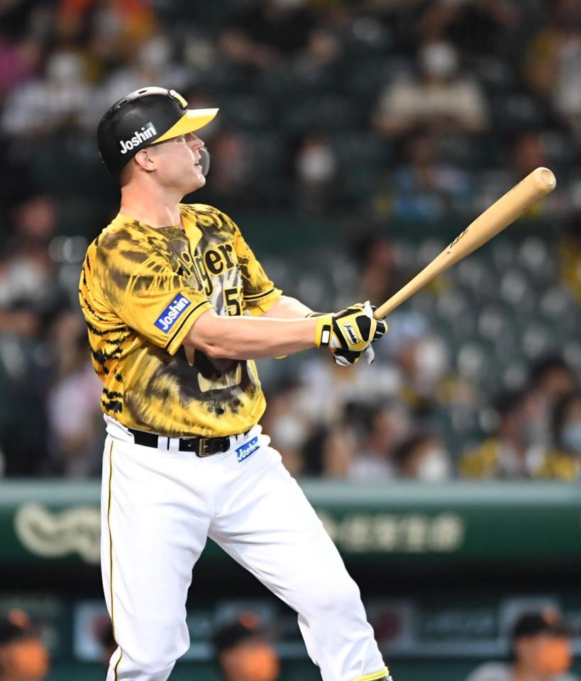 　６回、ソロを放つサンズ