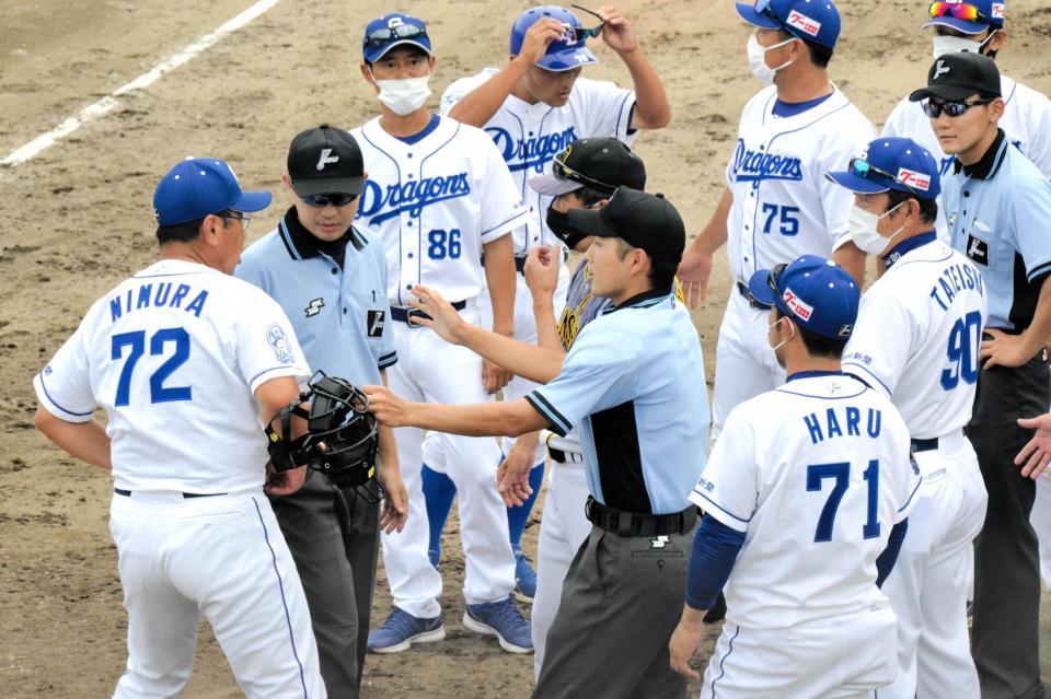 　審判団にアピールする中日・仁村２軍監督